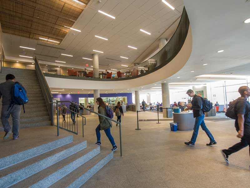 v.c.u. students coming in and out of cabell library